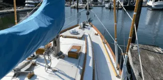 Hinckley's distinctive hull-to-deck joint—bedded on wet mat and capped with a bolted toerail—has proven remarkably effective at preventing the leaks that plagued many fiberglass boats of the era. Courtesy of YachtWorld.com