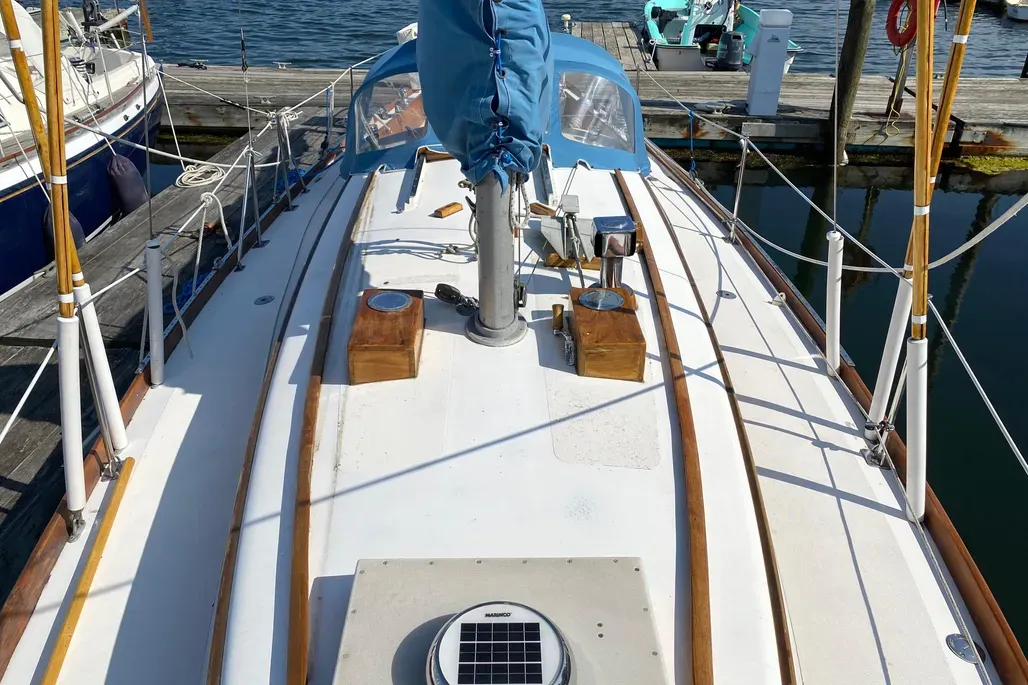 Reinforced chainplates and robust deck construction exemplify the Pilot's legendary quality of build—many Hinckley owners report zero failure of rig or gear over decades of ownership. Courtesy of YachtWorld.com