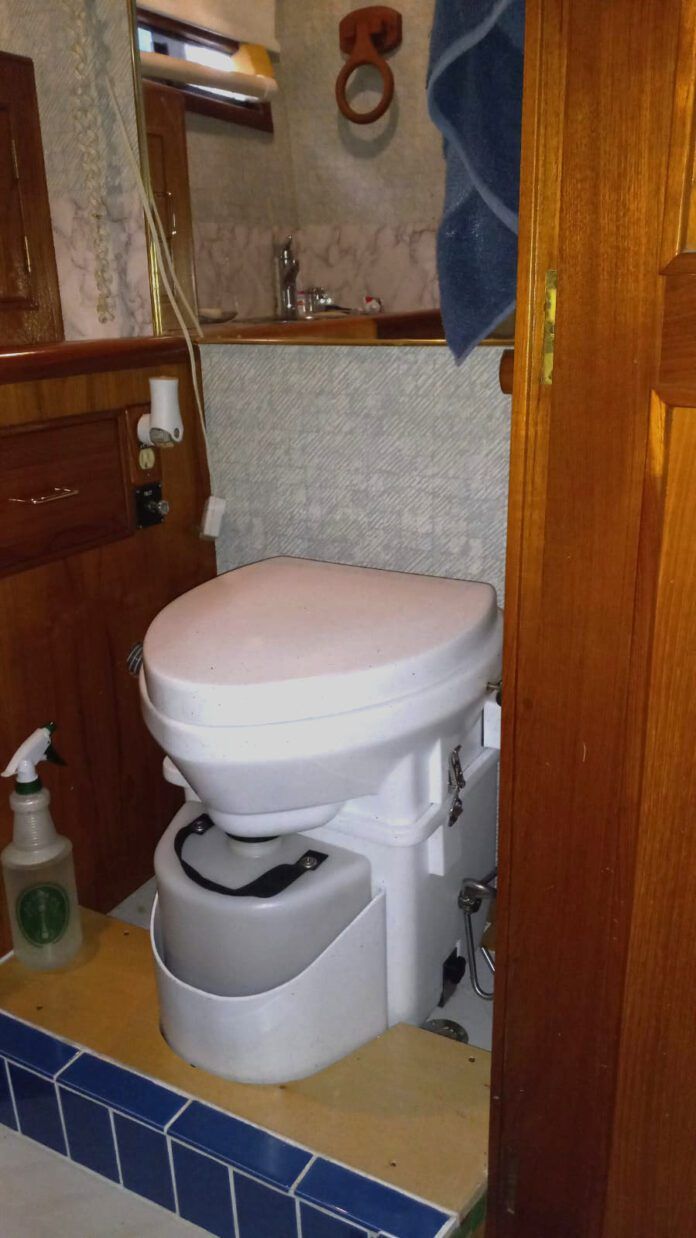 Composting Toilet Aboard Quetzal (1)