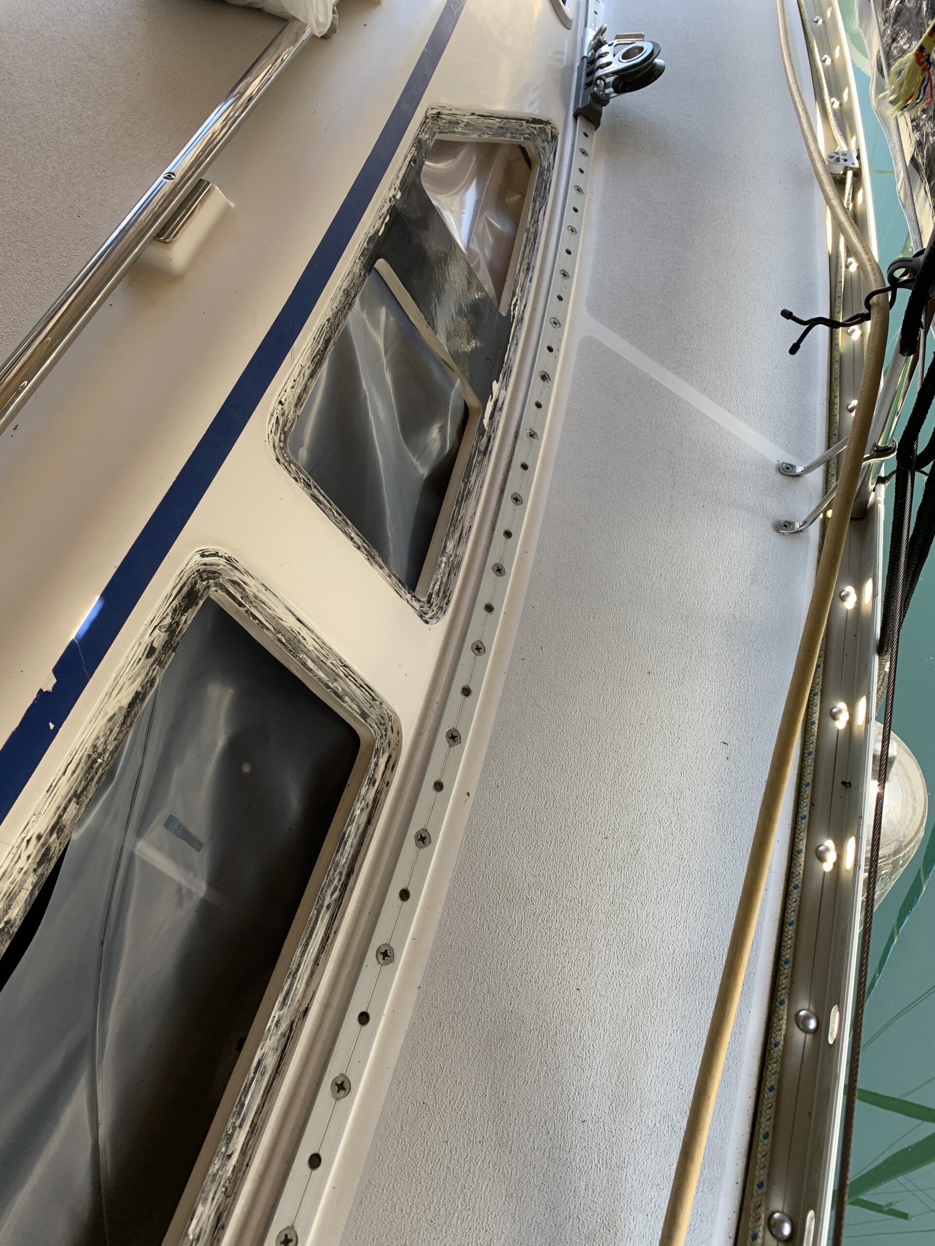 The sealant almost removed, sanding will clear the gelcoat of traces of remaining sealant. (Photo/ Bert Vermeer)