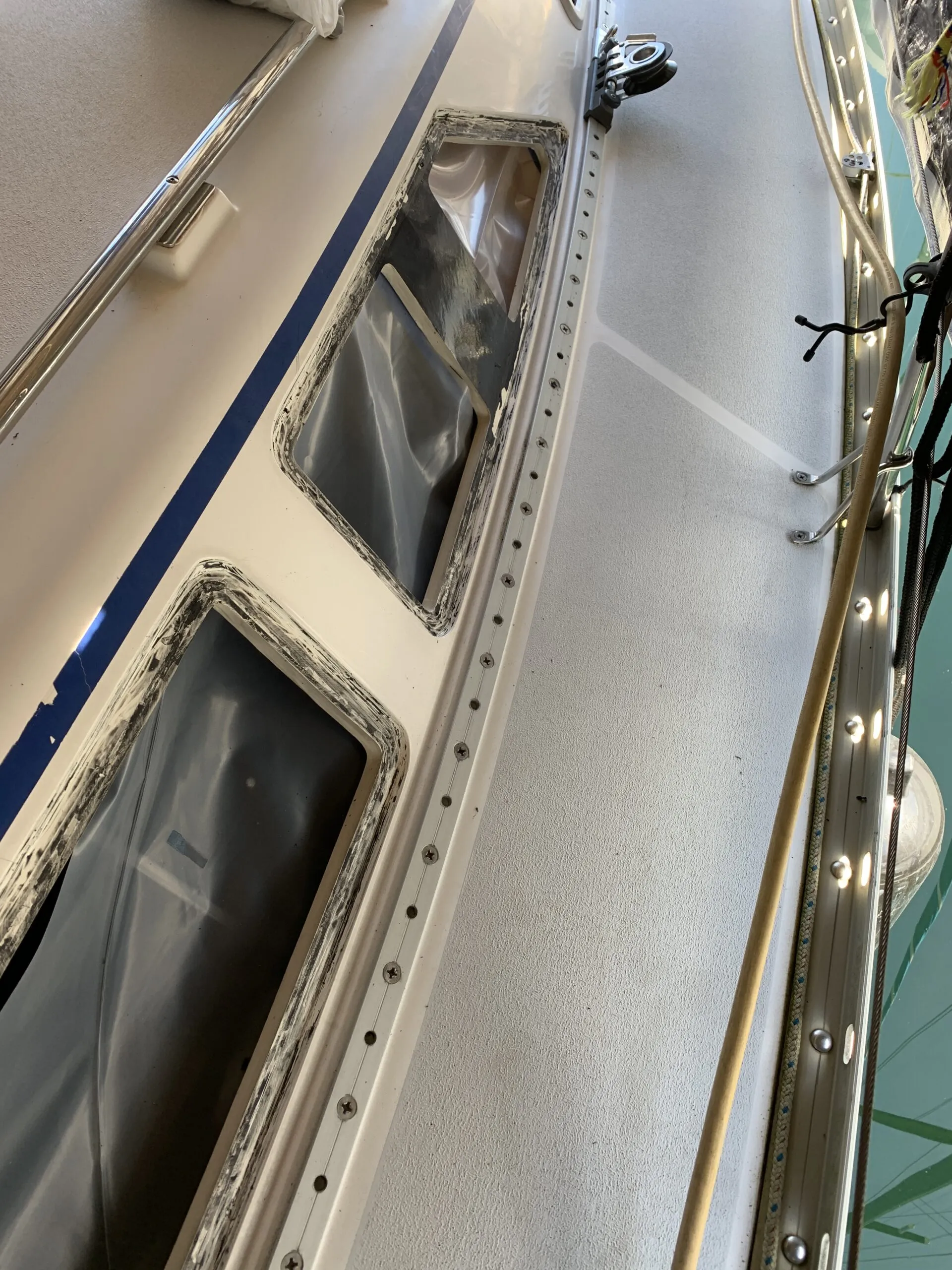 The sealant almost removed, sanding will clear the gelcoat of traces of remaining sealant. (Photo/ Bert Vermeer)