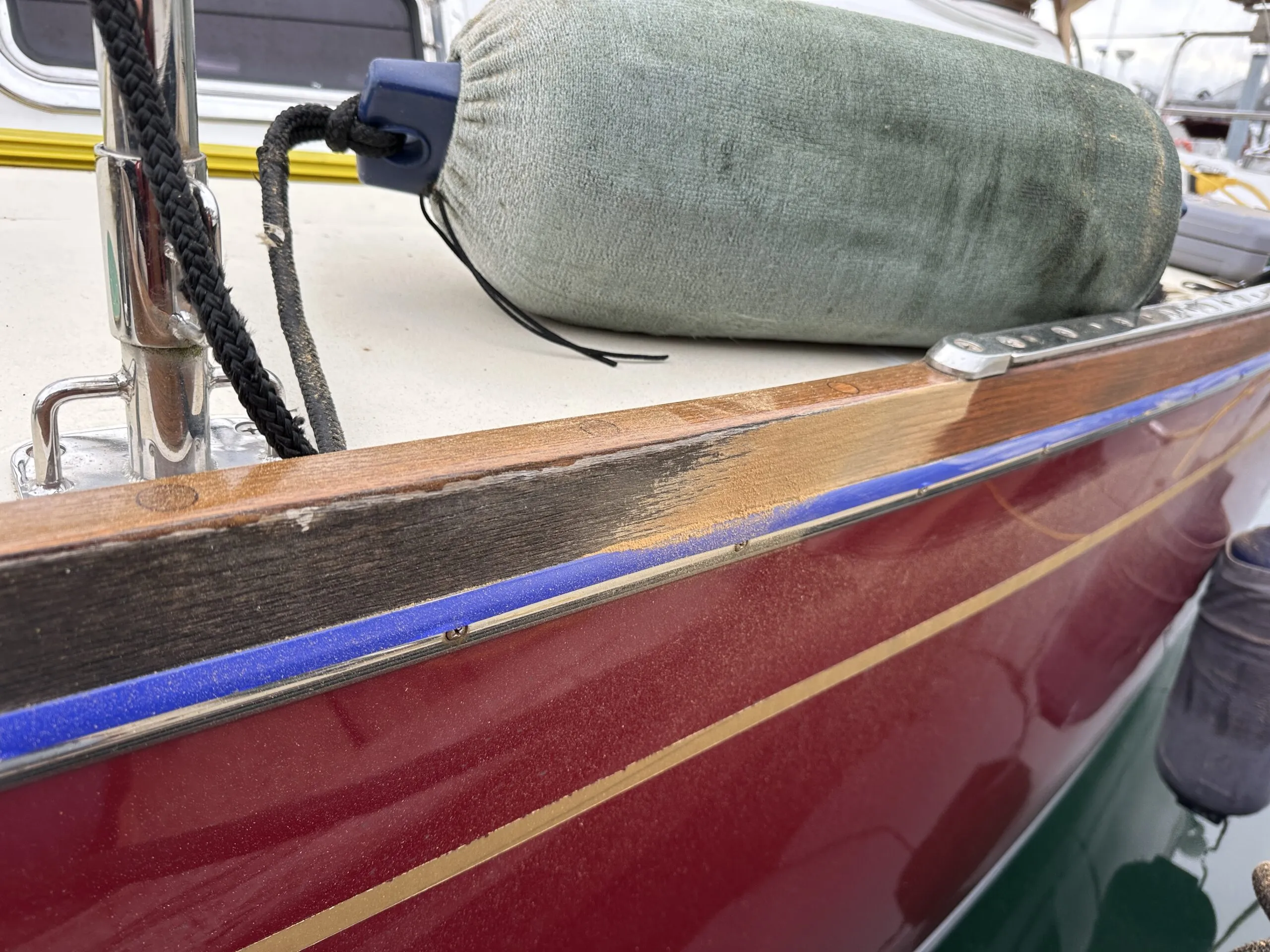 Toe rail on the same Tartan 3700, showing original teak condition, sanding and Deks Olje 1 applied. (Photo/ Bert Vermeer)