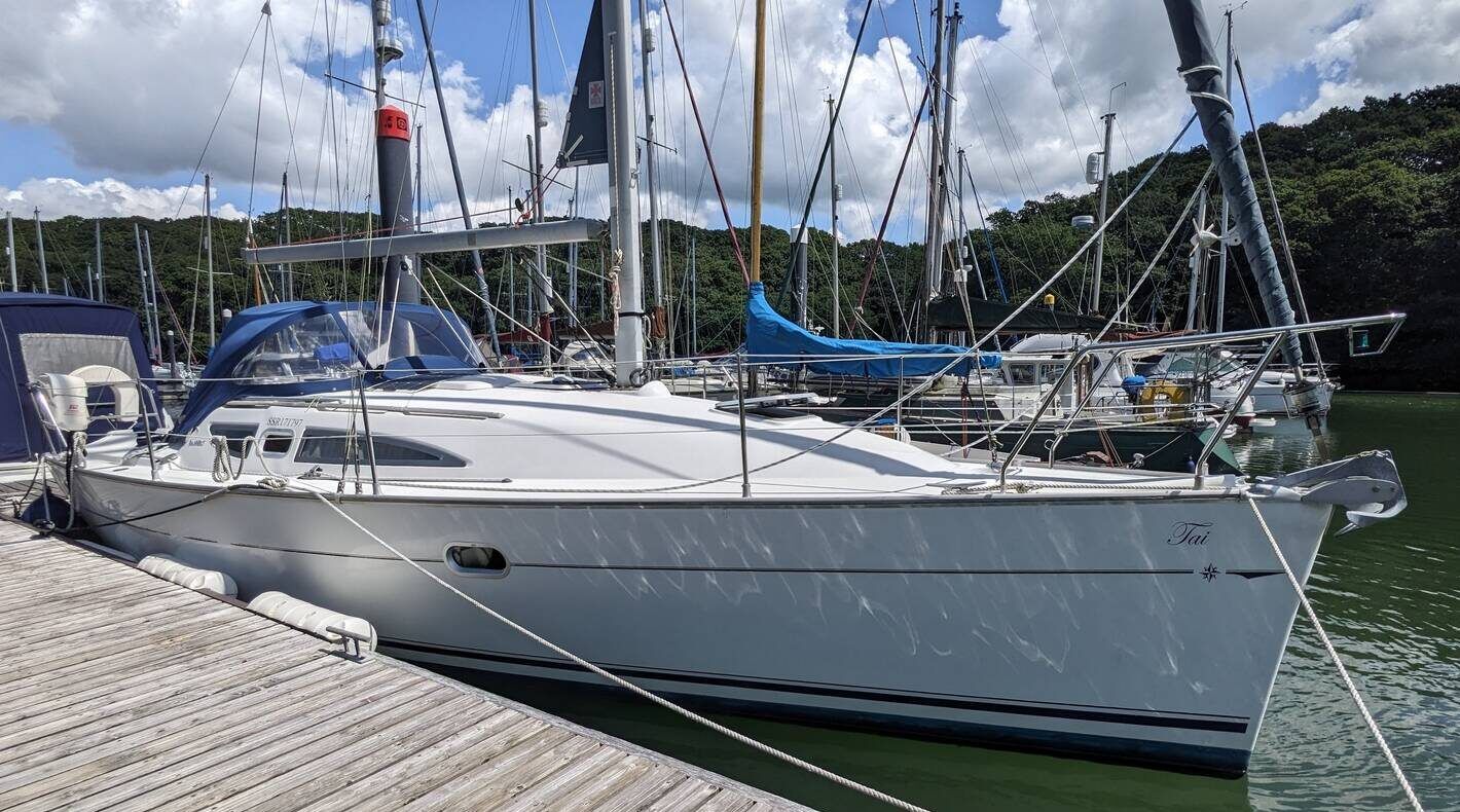 The Sun Odyssey 32's plumb bow and reverse-transom hull, combined with a low forward-sloping cabintop and triangle-shaped portlights, create a sleek appearance common in modern performance cruising sloops. Courtesy of Yachts.co