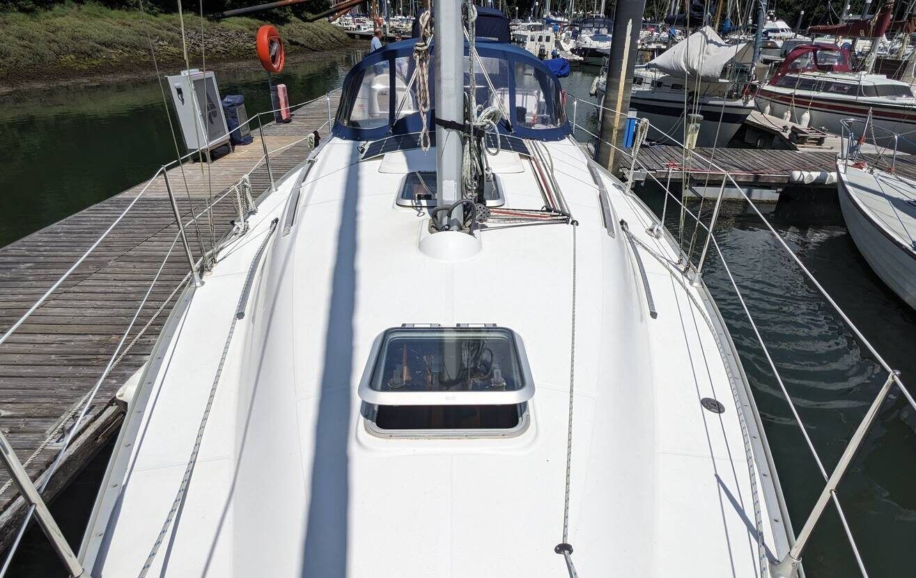 The clean deck layout on the Sun Odyssey 32 features handrails spanning recesses on the cabintop and generous 14-in. wide side decks. Courtesy of Yachts.co