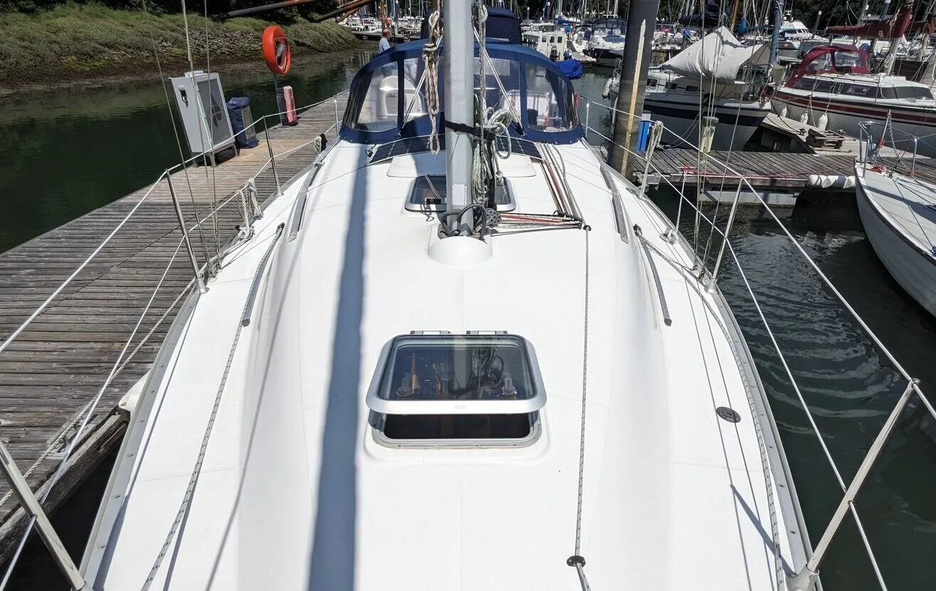 The clean deck layout on the Sun Odyssey 32 features handrails spanning recesses on the cabintop and generous 14-in. wide side decks. Courtesy of Yachts.co