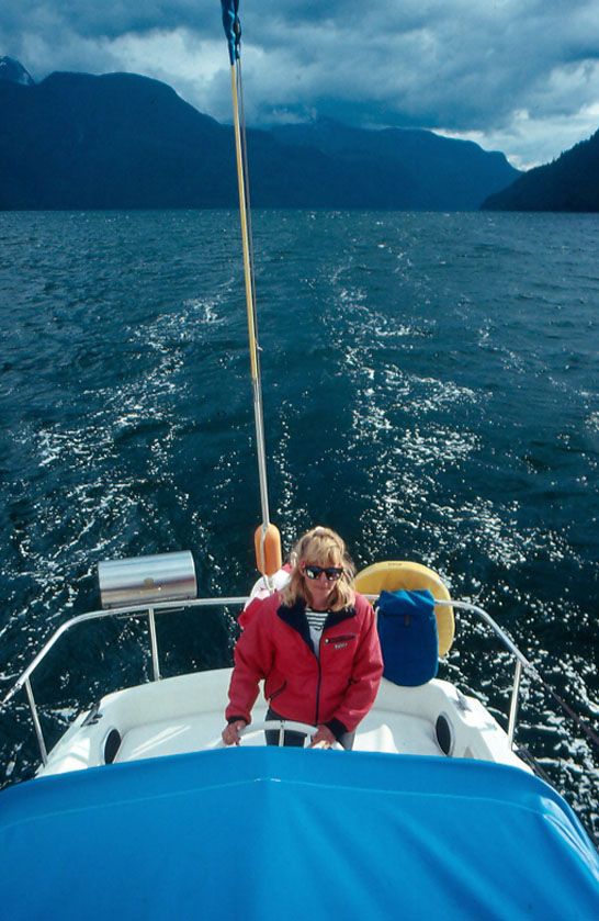 Carey at the wheel with bandaged fingers. (Photo/ Bert Vermeer)
