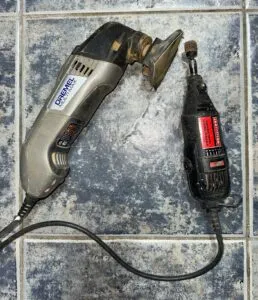 Detail sander and rotary sander for removing old varnish layers. (Photo/ Bert Vermeer)
