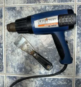 Heat gun and putty knife for removing old varnish layers. (Photo/ Bert Vermeer)
