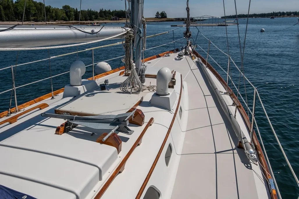 Solid fiberglass construction transitioned to Kevlar/E-glass hybrid in later builds, with externally mounted lead ballast secured by 1-in. stainless steel bolts. Courtesy of YachtWorld.com