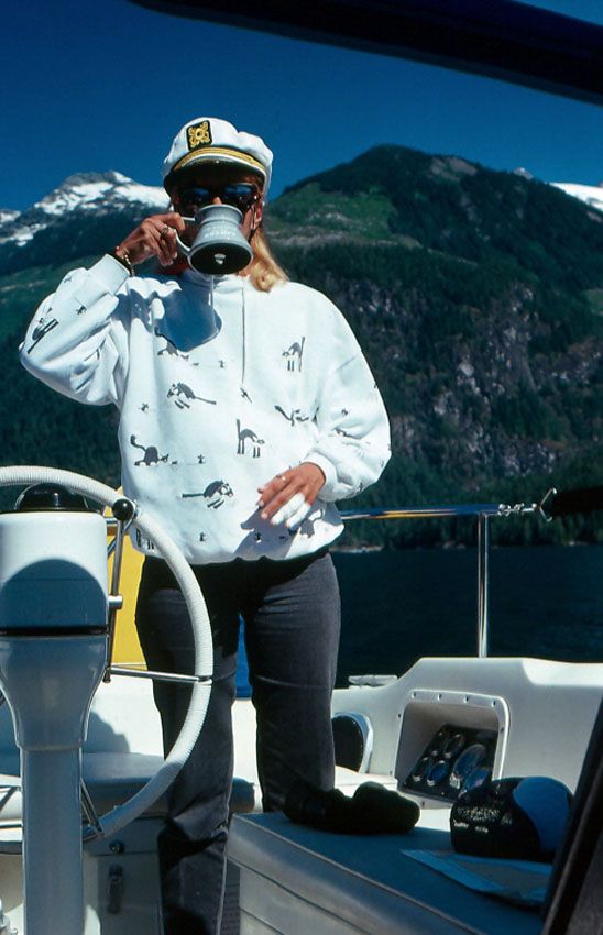 Carey with bandaged fingers, ready to sail onwards. (Photo/ Bert Vermeer)