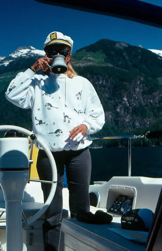 Carey with bandaged fingers, ready to sail onwards. (Photo/ Bert Vermeer)