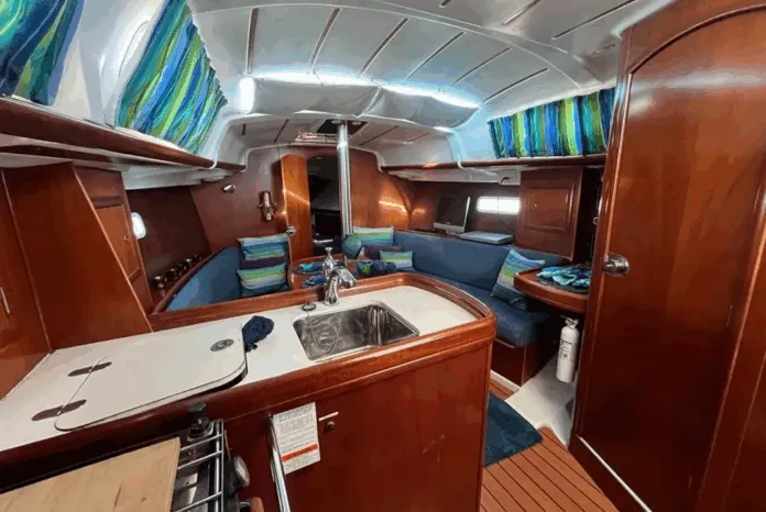 Beneteau 323-interior2
