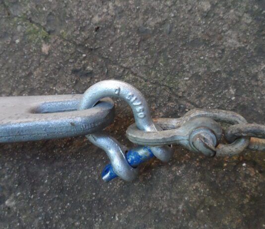 Hole or Slot? Getting Shackle Side Loading Right on Your Anchor